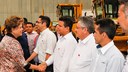Presidenta Dilma Rousseff posa para foto com prefeitos durante cerimônia de entrega de máquinas retroescavadeiras e motoniveladoras. Fortaleza - CE, 02/04/2013
