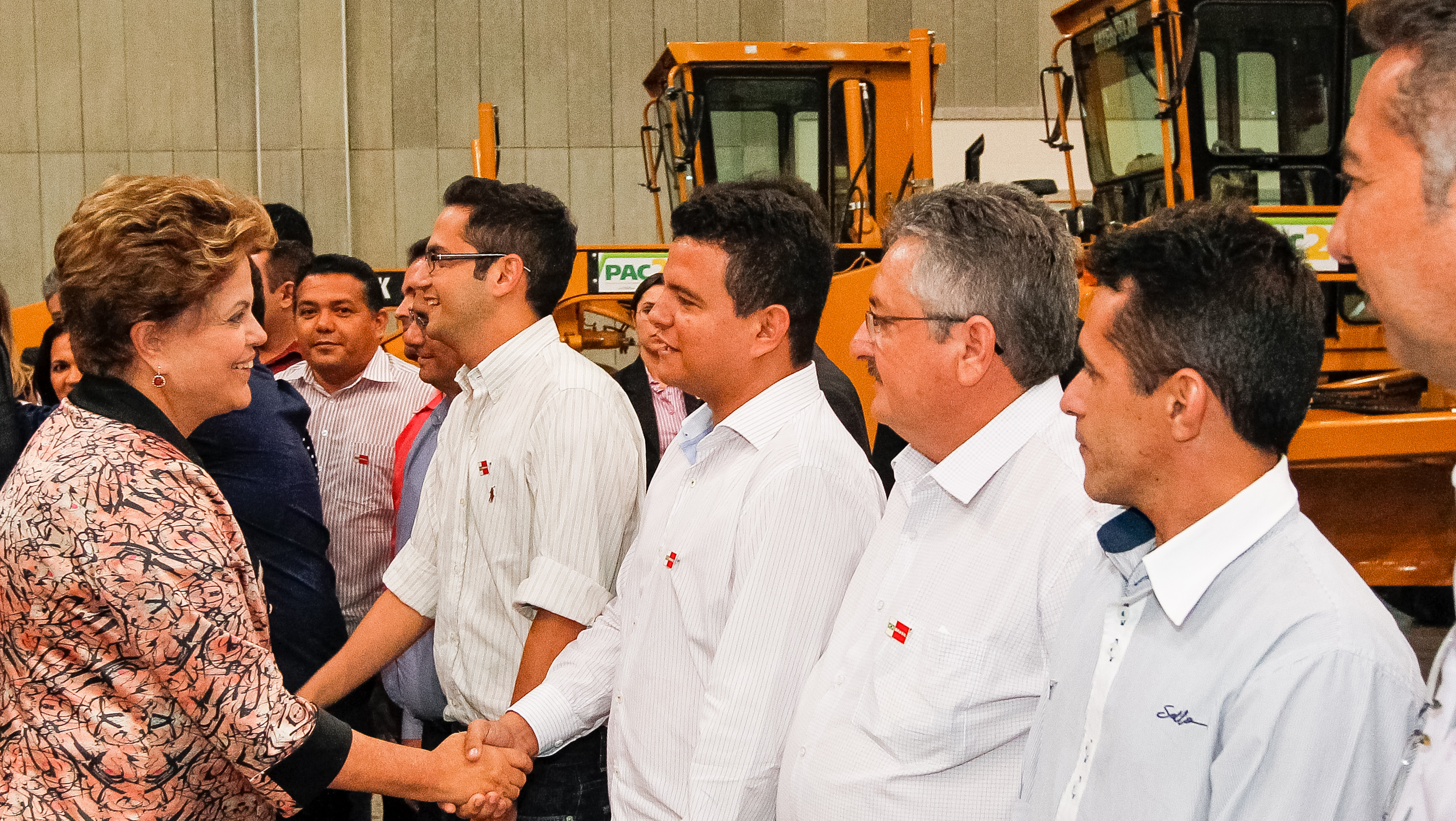 Presidenta Dilma Rousseff posa para foto com prefeitos durante cerimônia de entrega de máquinas retroescavadeiras e motoniveladoras. Fortaleza - CE, 02/04/2013