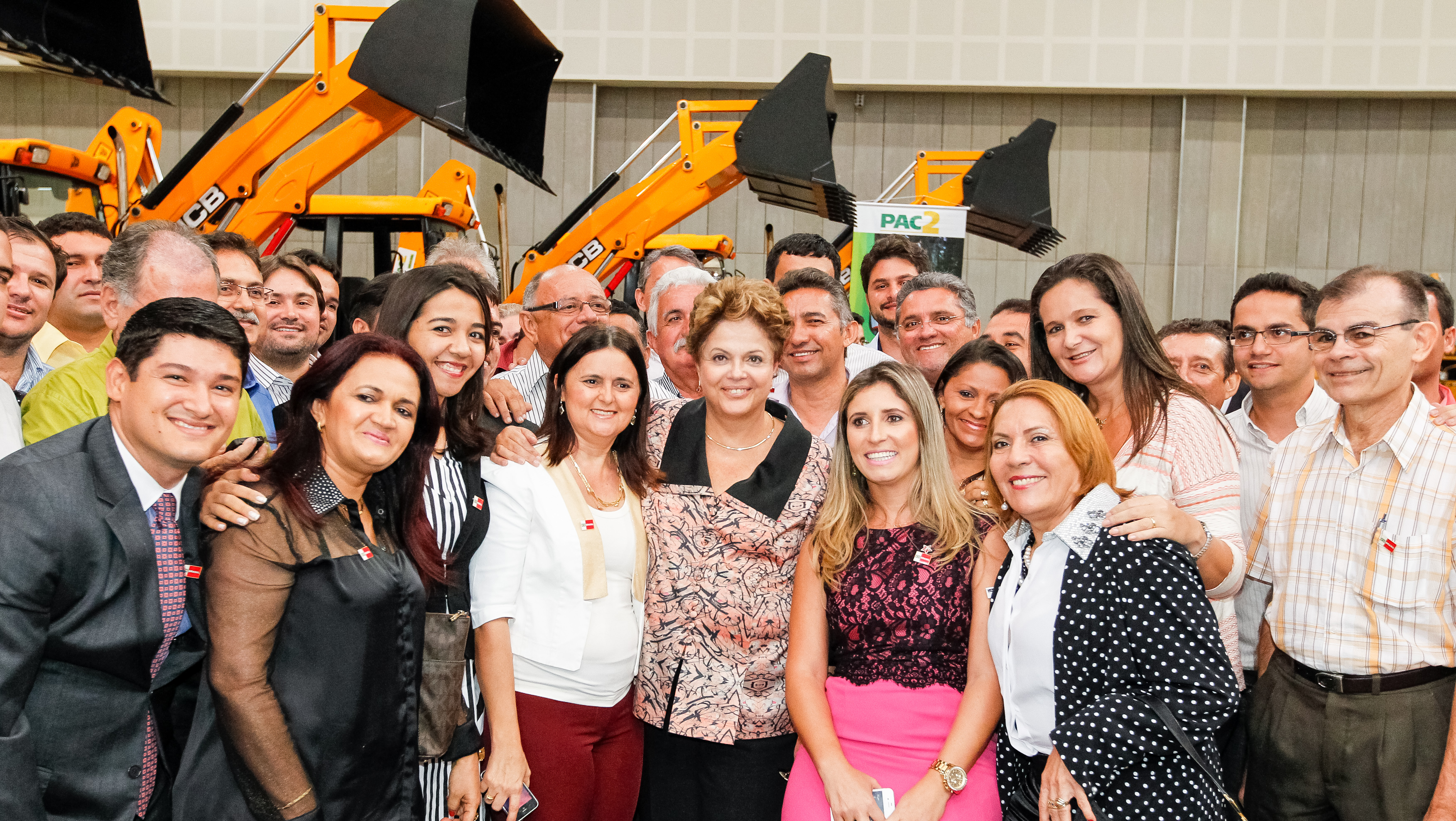 Presidenta Dilma Rousseff posa para foto com prefeitos durante cerimônia de entrega de máquinas retroescavadeiras e motoniveladoras. Fortaleza - CE, 02/04/2013