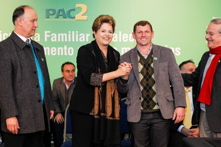 Presidenta Dilma Rousseff durante cerimônia de entrega de retroescavadeiras a prefeitos do Rio Grande do Sul. Porto Alegre - RS, 10/08/2013)