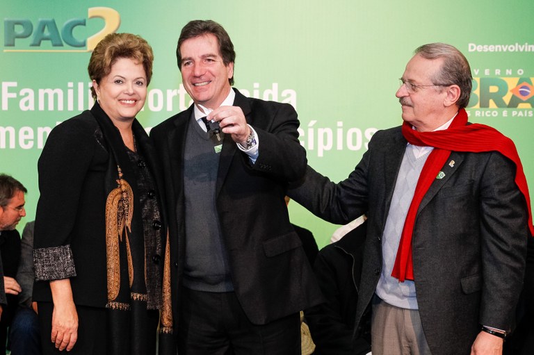 Presidenta Dilma Rousseff durante cerimônia de entrega de retroescavadeiras a prefeitos do Rio Grande do Sul. Porto Alegre - RS, 10/08/2013