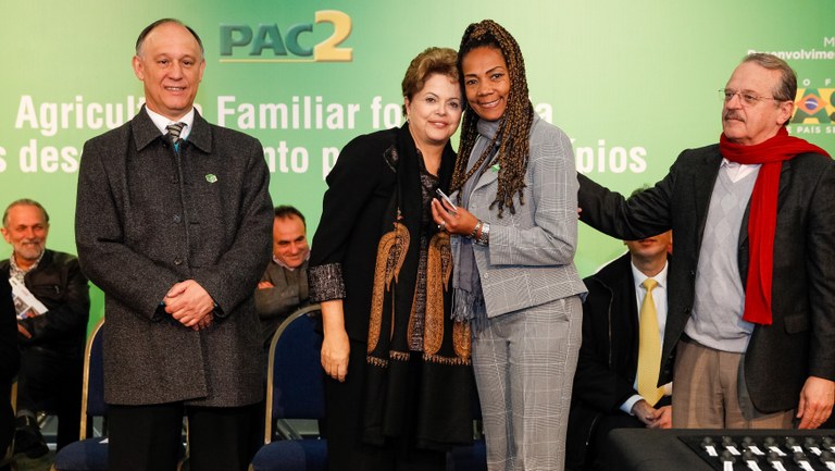 Presidenta Dilma Rousseff durante cerimônia de entrega de retroescavadeiras a prefeitos do Rio Grande do Sul. Porto Alegre - RS, 10/08/2013