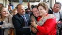 Presidenta Dilma Rousseff posa para foto com populares, durante cerimônia de entrega de retroescavadeiras, motoniveladoras e ônibus escolares a prefeitos do Rio Grande do Sul. Porto Alegre - RS  12/04/2013 