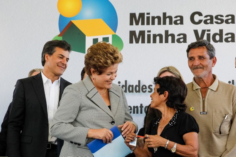 Presidenta Dilma Rousseff durante entrega de chave de unidade habitacional à senhora Marlene de Moraes da Silva, contemplada com o programa Minha Casa Minha Vida no Paraná. Ponta Grossa-PR, 16/07/2013