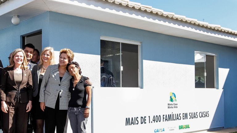 Presidenta Dilma Rousseff durante cerimônia de entrega de unidades habitacionais dos conjuntos residenciais Londres, Califórnia I e II e Jardim Itapoá, e 42 máquinas retroescavadeiras. Ponta Grossa-PR, 16/07/2013
