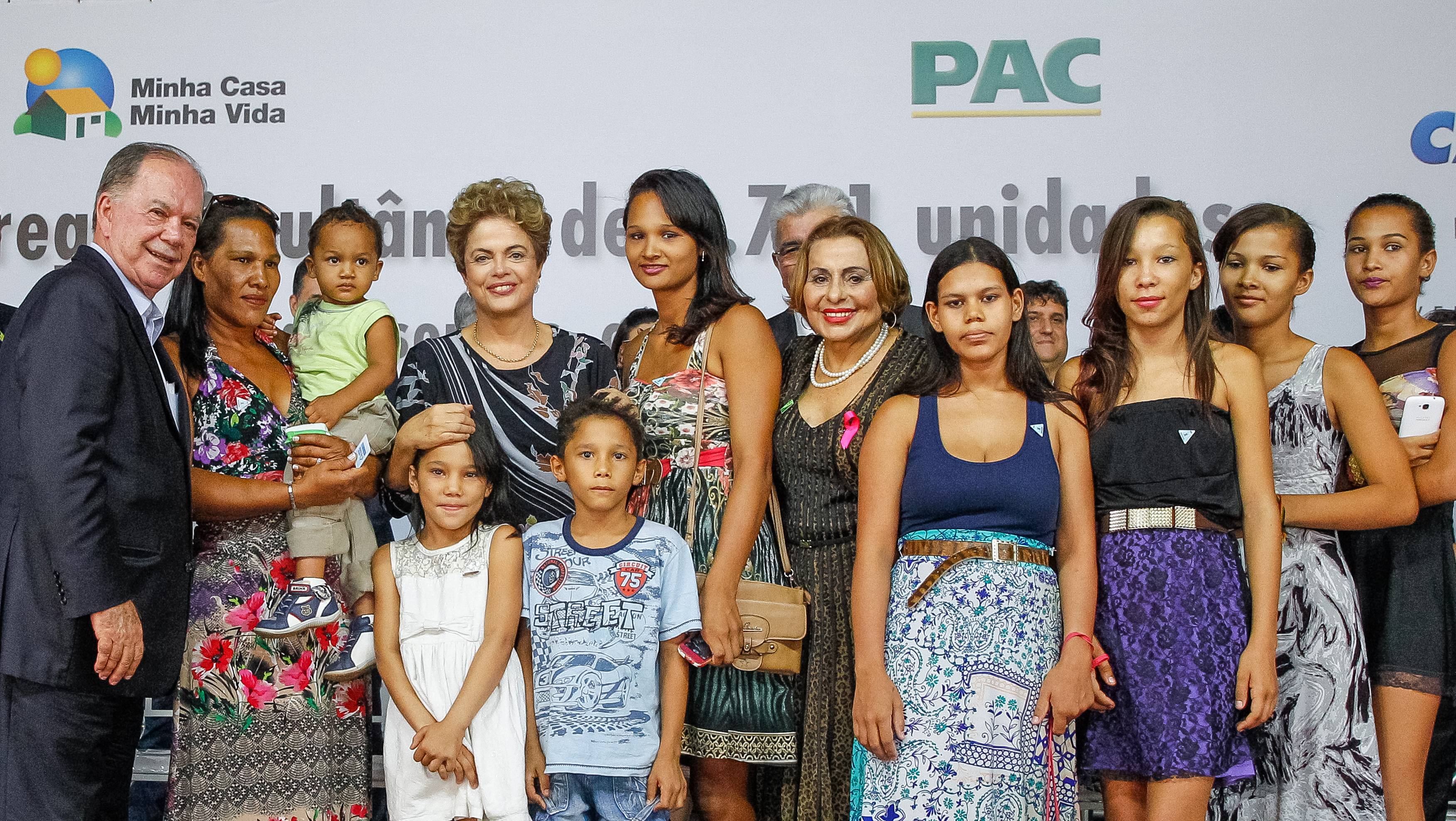Presidenta Dilma Rousseff durante entrega das chaves de unidade habitacional à senhora Maria de Lourdes dos Santos, durante Cerimônia de entrega de unidades habitacionais em Barreiras/BA e entregas simultâneas. Barreiras-BA, 07/10/2015