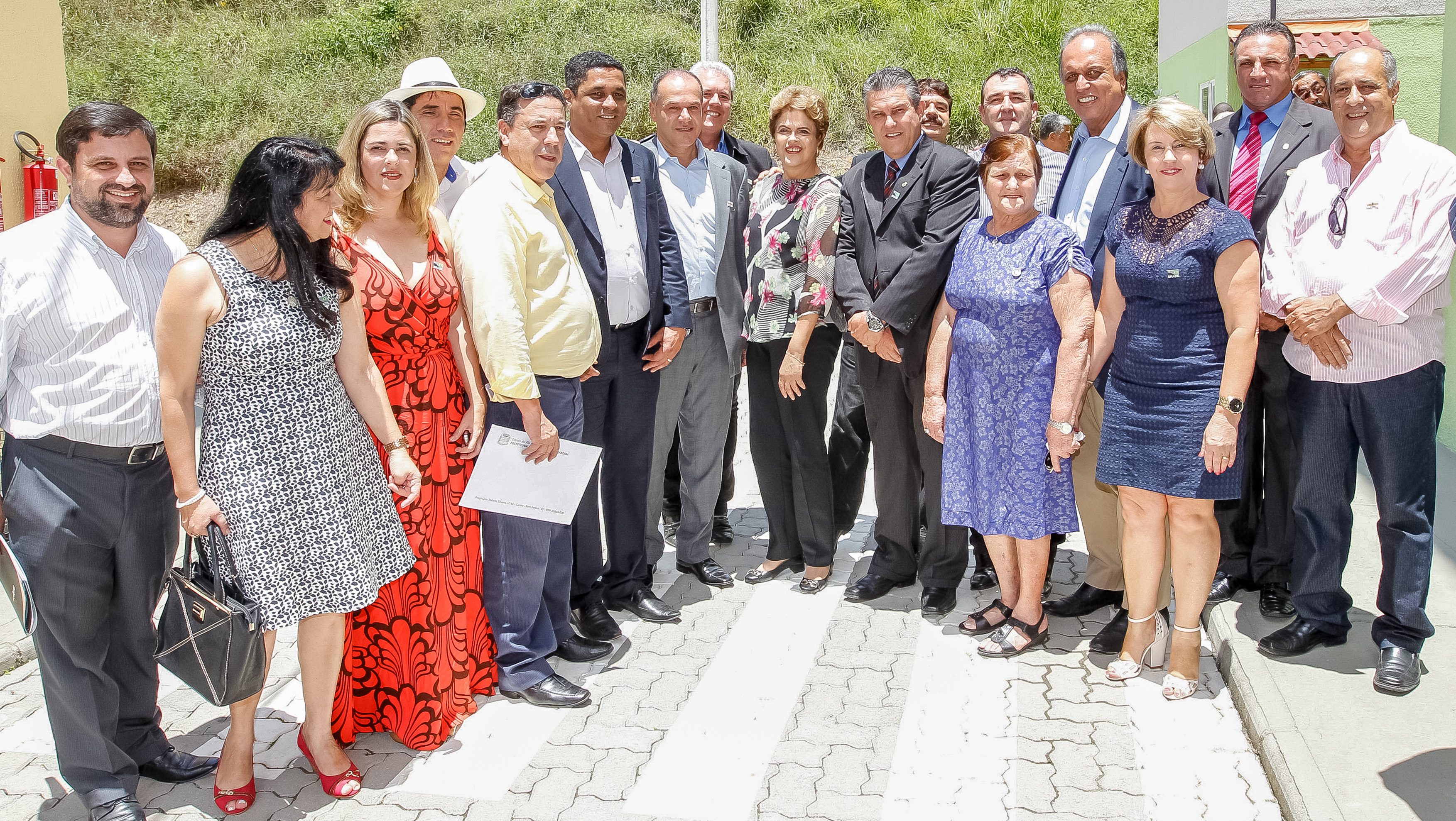 Presidenta Dilma Rousseff posa para foto com prefeitos, durante cerimônia de entrega de unidades habitacionais em Nova Friburgo/RJ e entregas simultâneas de unidades em São Mateus/ES, em São Gonçalo/RJ e em Duque de Caxias/RJ do Programa Minha Casa Minha Vida. Nova Friburgo-RJ, 10/11/2015
