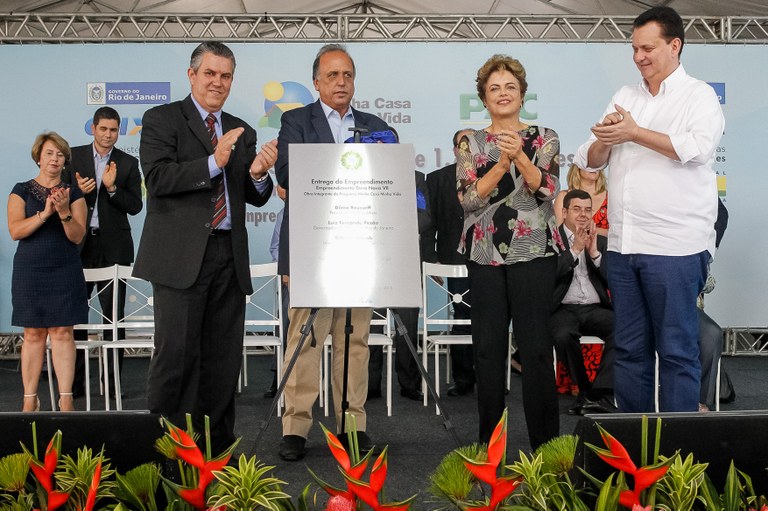 Presidenta Dilma Rousseff durante cerimônia de entrega de unidades habitacionais em Nova Friburgo/RJ e entregas simultâneas de unidades em São Mateus/ES, em São Gonçalo/RJ e em Duque de Caxias/RJ do Programa Minha Casa Minha Vida. Nova Friburgo-RJ, 10/11/2015 Presidenta Dilma Rousseff durante cerimônia de entrega de unidades habitacionais em Nova Friburgo/RJ e entregas simultâneas de unidades em São Mateus/ES, em São Gonçalo/RJ e em Duque de Caxias/RJ do Programa Minha Casa Minha Vida. Nova Friburgo-RJ, 10/11/2015