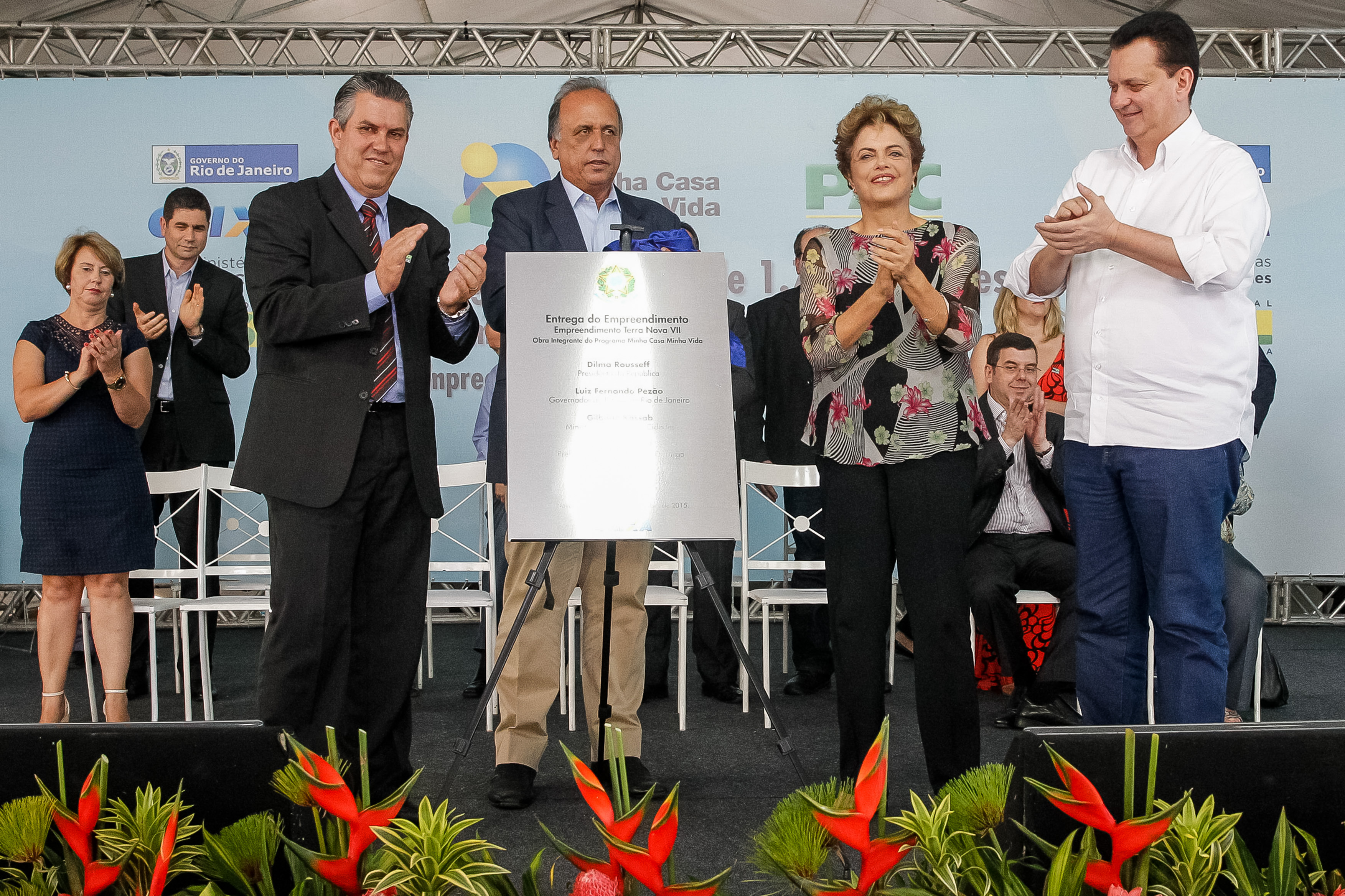Presidenta Dilma Rousseff durante cerimônia de entrega de unidades habitacionais em Nova Friburgo/RJ e entregas simultâneas de unidades em São Mateus/ES, em São Gonçalo/RJ e em Duque de Caxias/RJ do Programa Minha Casa Minha Vida. Nova Friburgo-RJ, 10/11/2015