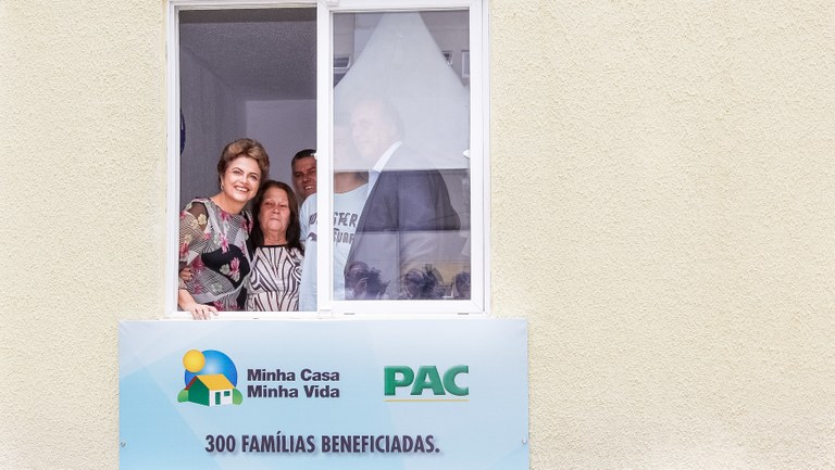 Presidenta Dilma Rousseff entrega casa para a senhora Edite de Castro Verly na entrega de unidades habitacionais em Nova Friburgo/RJ e entregas simultâneas de unidades em São Mateus/ES, em São Gonçalo/RJ e em Duque de Caxias/RJ do Programa Minha Casa Minha Vida. Nova Friburgo-RJ, 10/11/2015 Presidenta Dilma Rousseff entrega casa para a senhora Edite de Castro Verly na entrega de unidades habitacionais em Nova Friburgo/RJ e entregas simultâneas de unidades em São Mateus/ES, em São Gonçalo/RJ e em Duque de Caxias/RJ do Programa Minha Casa Minha Vida. Nova Friburgo-RJ, 10/11/2015