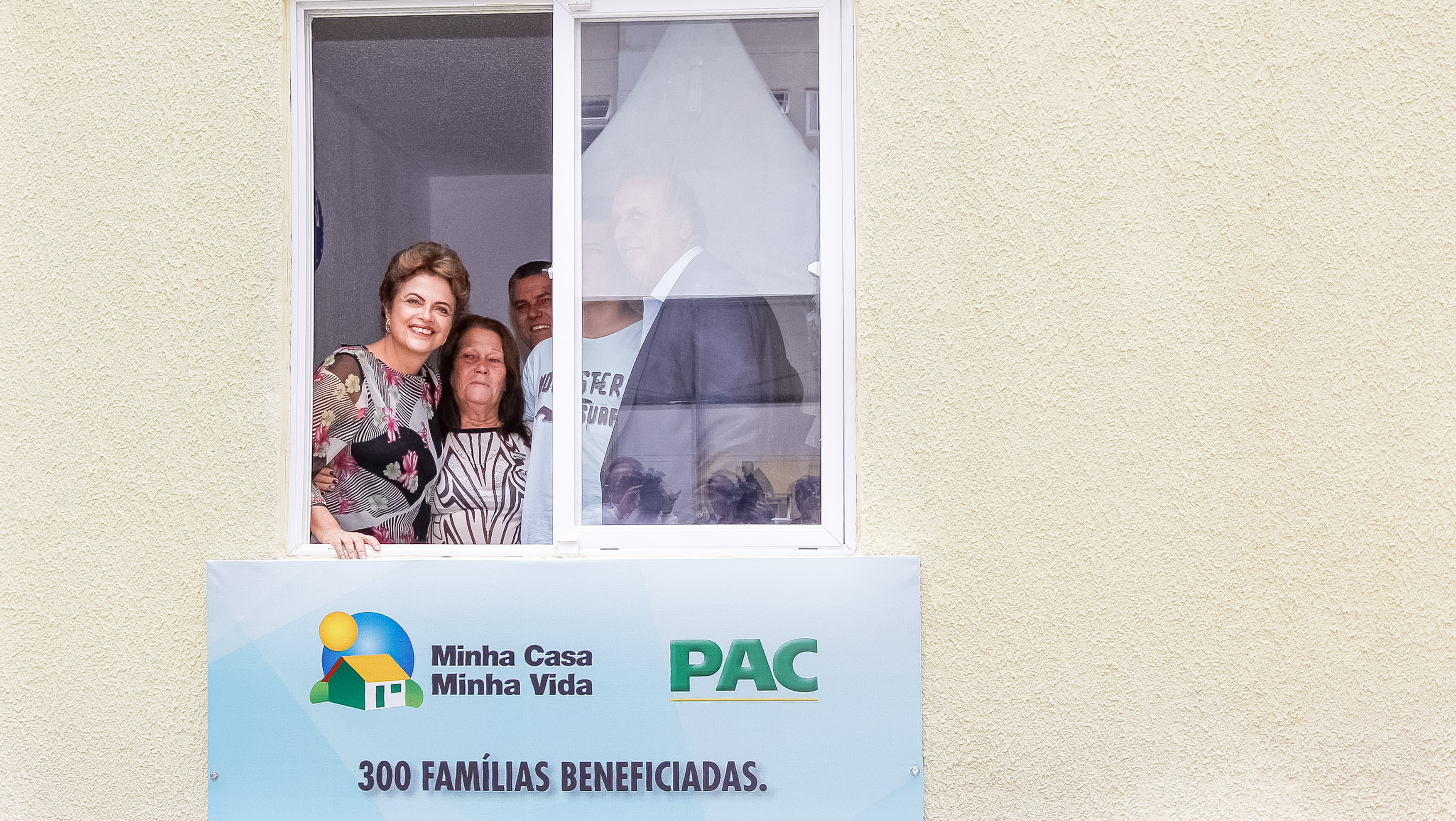  Presidenta Dilma Rousseff entrega casa para a senhora Edite de Castro Verly na entrega de unidades habitacionais em Nova Friburgo/RJ e entregas simultâneas de unidades em São Mateus/ES, em São Gonçalo/RJ e em Duque de Caxias/RJ do Programa Minha Casa Minha Vida. Nova Friburgo-RJ, 10/11/2015