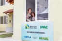 Presidenta Dilma Rousseff entrega casa para a senhora Edite de Castro Verly durante cerimônia de entrega de unidades habitacionais em Nova Friburgo/RJ e entregas simultâneas de unidades em São Mateus/ES, em São Gonçalo/RJ e em Duque de Caxias/RJ do Programa Minha Casa Minha Vida. Nova Friburgo-RJ, 10/11/2015