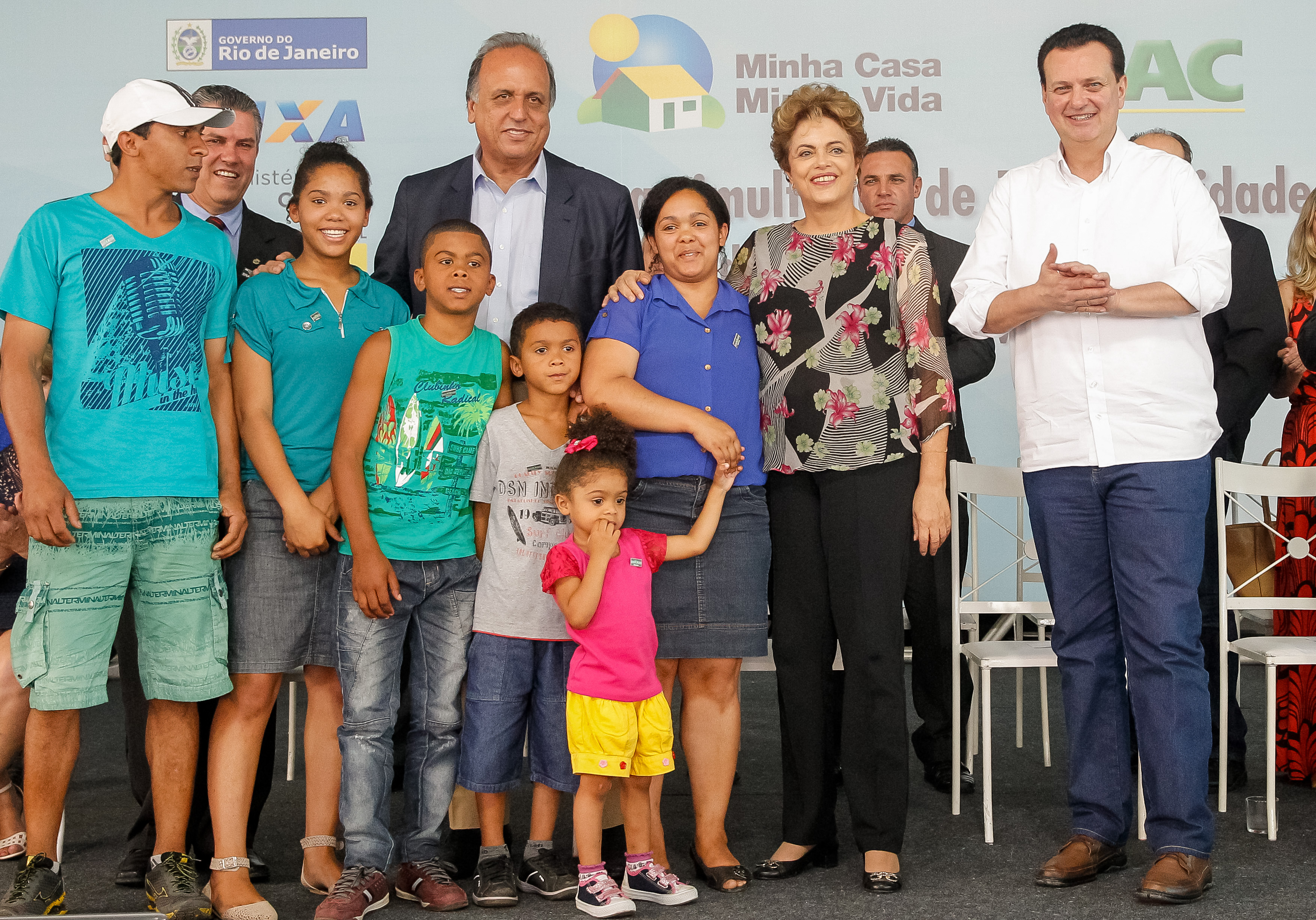 Presidenta Dilma Rousseff durante entrega das chaves de unidade habitacional à senhora Adriele Maia Correa, durante cerimônia de entrega de unidades habitacionais em Nova Friburgo/RJ e entregas simultâneas de unidades em São Mateus/ES, em São Gonçalo/RJ e em Duque de Caxias/RJ do Programa Minha Casa Minha Vida. Nova Friburgo-RJ, 10/11/2015