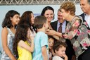  Presidenta Dilma Rousseff durante entrega das chaves de unidade habitacional à senhora Joyce Ferreira Marques, durante cerimônia de entrega de unidades habitacionais em Nova Friburgo/RJ e entregas simultâneas de unidades em São Mateus/ES, em São Gonçalo/RJ e em Duque de Caxias/RJ do Programa Minha Casa Minha Vida. Nova Friburgo-RJ, 10/11/2015