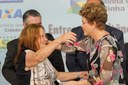 Presidenta Dilma Rousseff durante entrega das chaves de unidade habitacional à senhora Edite de Castro Verly, durante cerimônia de entrega de unidades habitacionais em Nova Friburgo/RJ e entregas simultâneas de unidades em São Mateus/ES, em São Gonçalo/RJ e em Duque de Caxias/RJ do Programa Minha Casa Minha Vida. Nova Friburgo-RJ, 10/11/2015