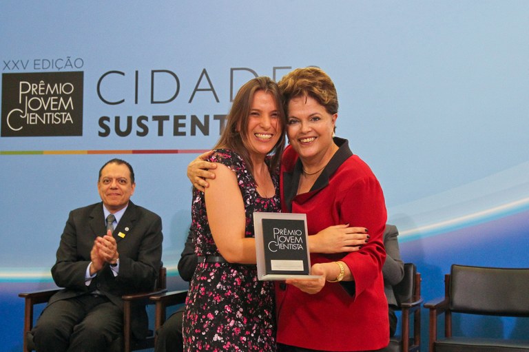 Presidenta Dilma Rousseff entrega o prêmio à  primeira colocada da categoria Graduado, Uende Aparecida Figueiredo Gomes, da Universidade Federal de Minas Gerais, no Palácio do Planalto. Brasília - DF, 06/12/2011