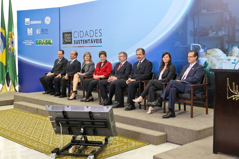 Presidenta Dilma Rousseff durante a Cerimônia de entrega do 25º Prêmio Jovem Cientista - Cidades Sustentáveis, no Palácio do Planalto. Brasília - DF, 06/12/2011