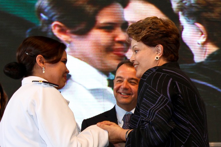 Presidenta  Dilma Rousseff cumprimenta a subchefe de máquinas do navio Celso Furtado, Alessandra Leão Santos durante entrega do navio Celso Furtado no Estaleiro Mauá. Niterói - RJ, 25/11/2011