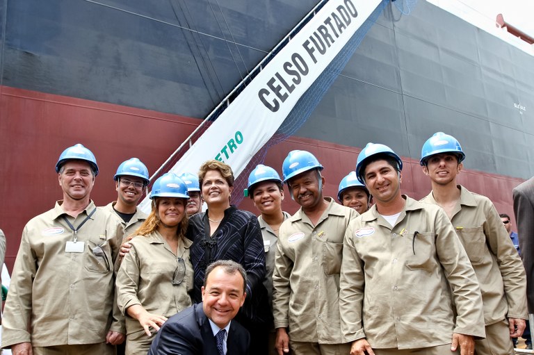 Presidenta  Dilma Rousseff posa pra foto com trabalhadores do Estaleiro Mauá . Niterói - RJ, 25/11/2011