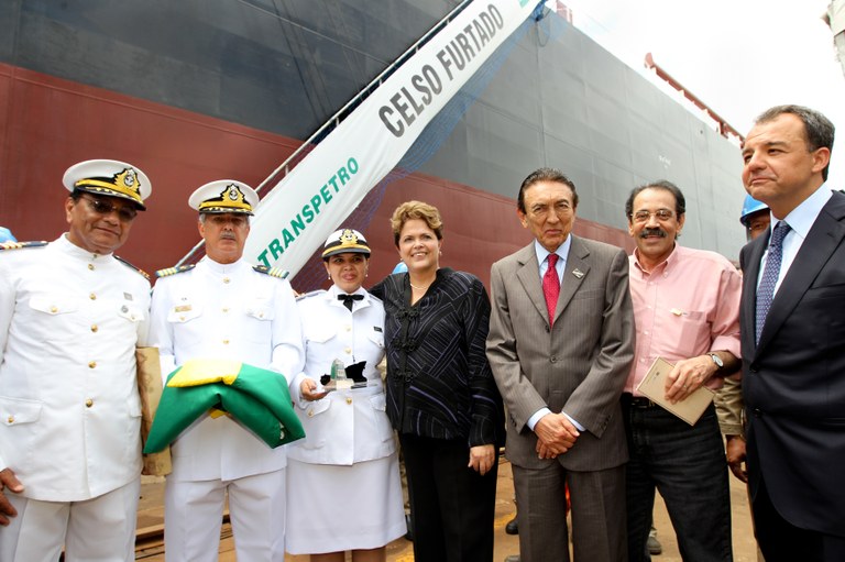 Presidenta  Dilma Rousseff posa pra foto com tripulação do Navio Celso Furtado. Niterói - RJ, 25/11/2011