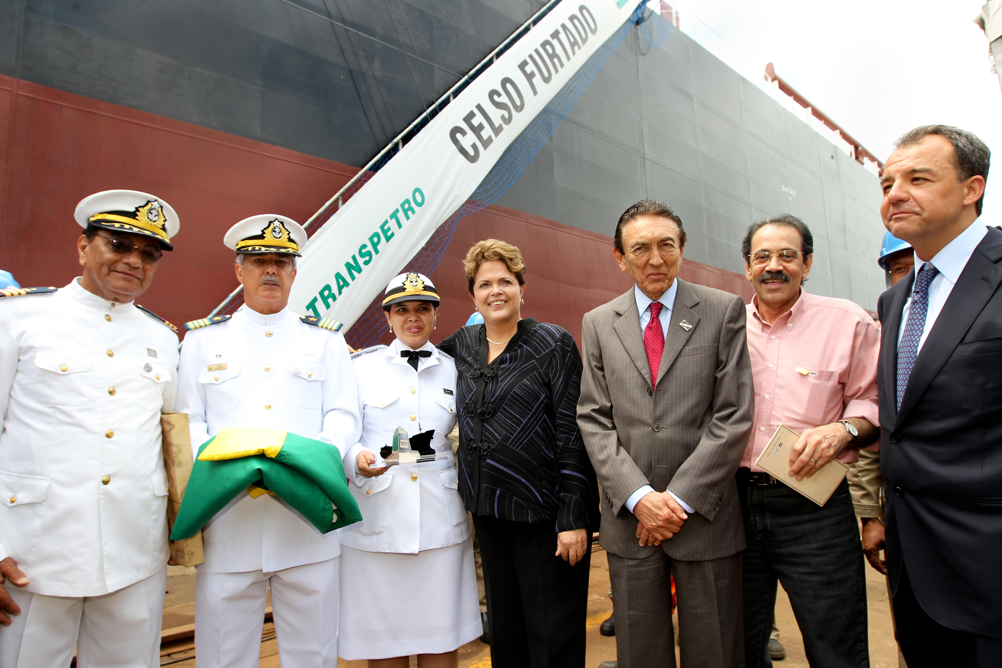 Presidenta  Dilma Rousseff posa pra foto com tripulação do Navio Celso Furtado. Niterói - RJ, 25/11/2011