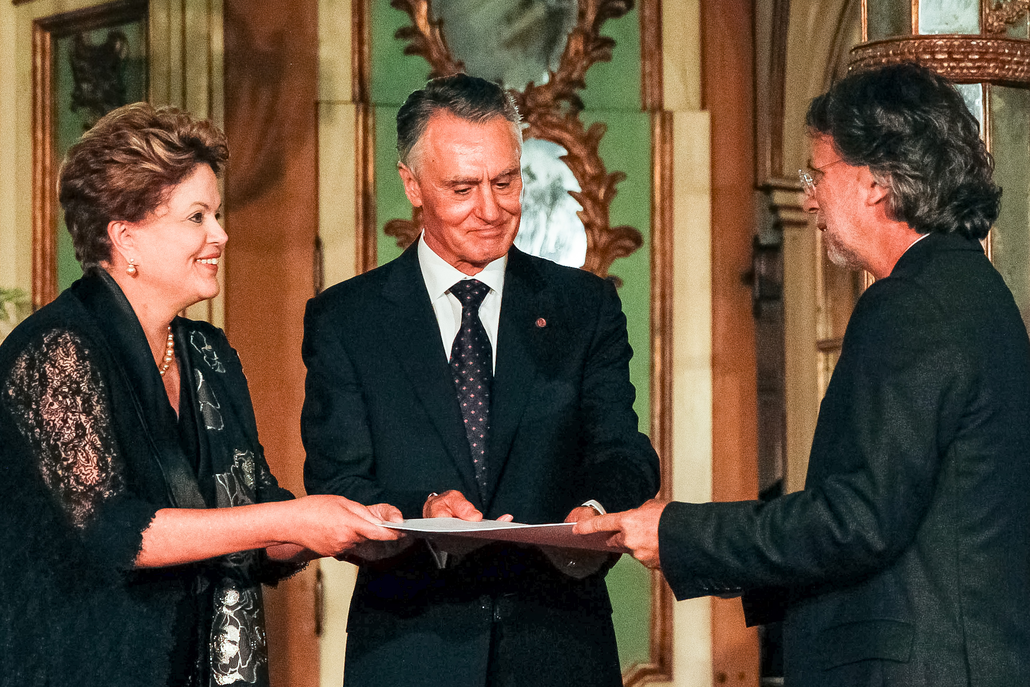 Presidenta Dilma Rousseff e o senhor Aníbal Cavaco Silva, Presidente de Portugal, durante entrega do prêmio Camões ao escritor Mia Couto. Lisboa - Portugal, 10/06/2013