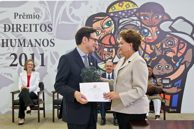 Presidenta Dilma Rousseff entrega o Prêmio Direitos Humanos 2011, na categoria segurança pública, ao senhor Ricardo Balestreri. Brasília - DF, 09/12/2011