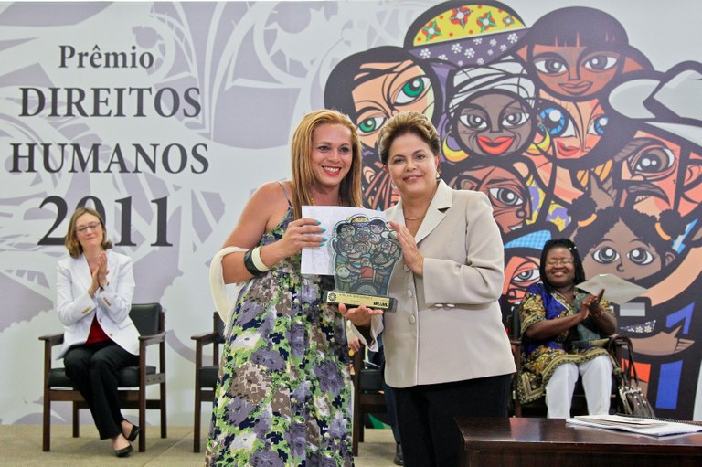 Presidenta Dilma Rousseff entrega o Prêmio Direitos Humanos 2011, na categoria Igualdade de Gênero, à Leilane Assunção representando a Doutora Berenice Bento. Brasília - DF, 09/12/2011