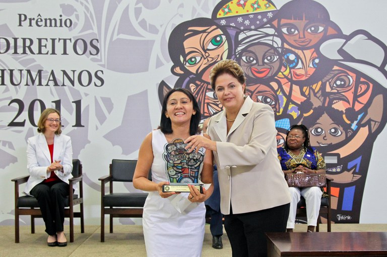 Presidenta Dilma Rousseff entrega o Prêmio Direitos Humanos 2011, na categoria Direitos Humanos, à senhora Rita Gomes . Brasília - DF, 09/12/2011
