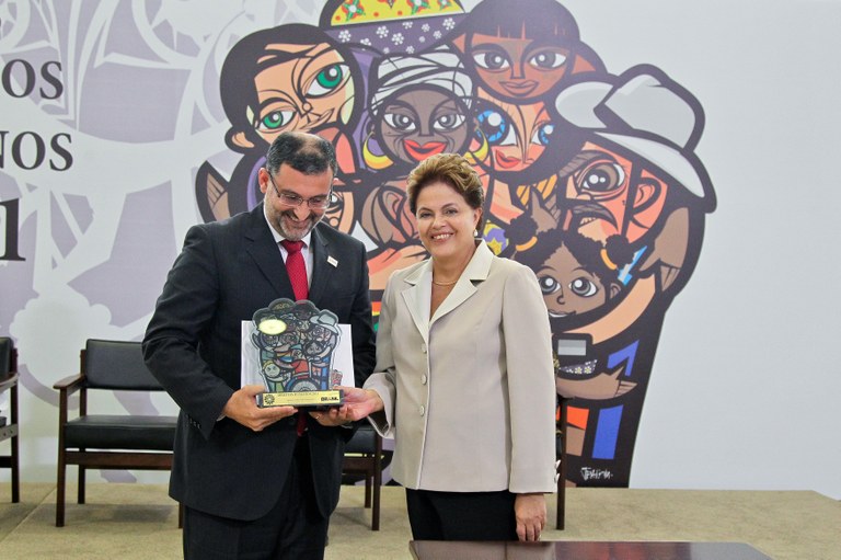 Presidenta Dilma Rousseff entrega o Prêmio Direitos Humanos 2011, na categoria Agência Mídia e Direitos Humanos, à Agência da boa notícia Guajuviras, representada pelo Sr. Jairo Jorge . Brasília - DF, 09/12/2011