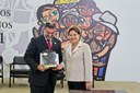 Presidenta Dilma Rousseff entrega o Prêmio Direitos Humanos 2011, na categoria Agência Mídia e Direitos Humanos, à Agência da boa notícia Guajuviras, representada pelo Sr. Jairo Jorge . Brasília - DF, 09/12/2011
