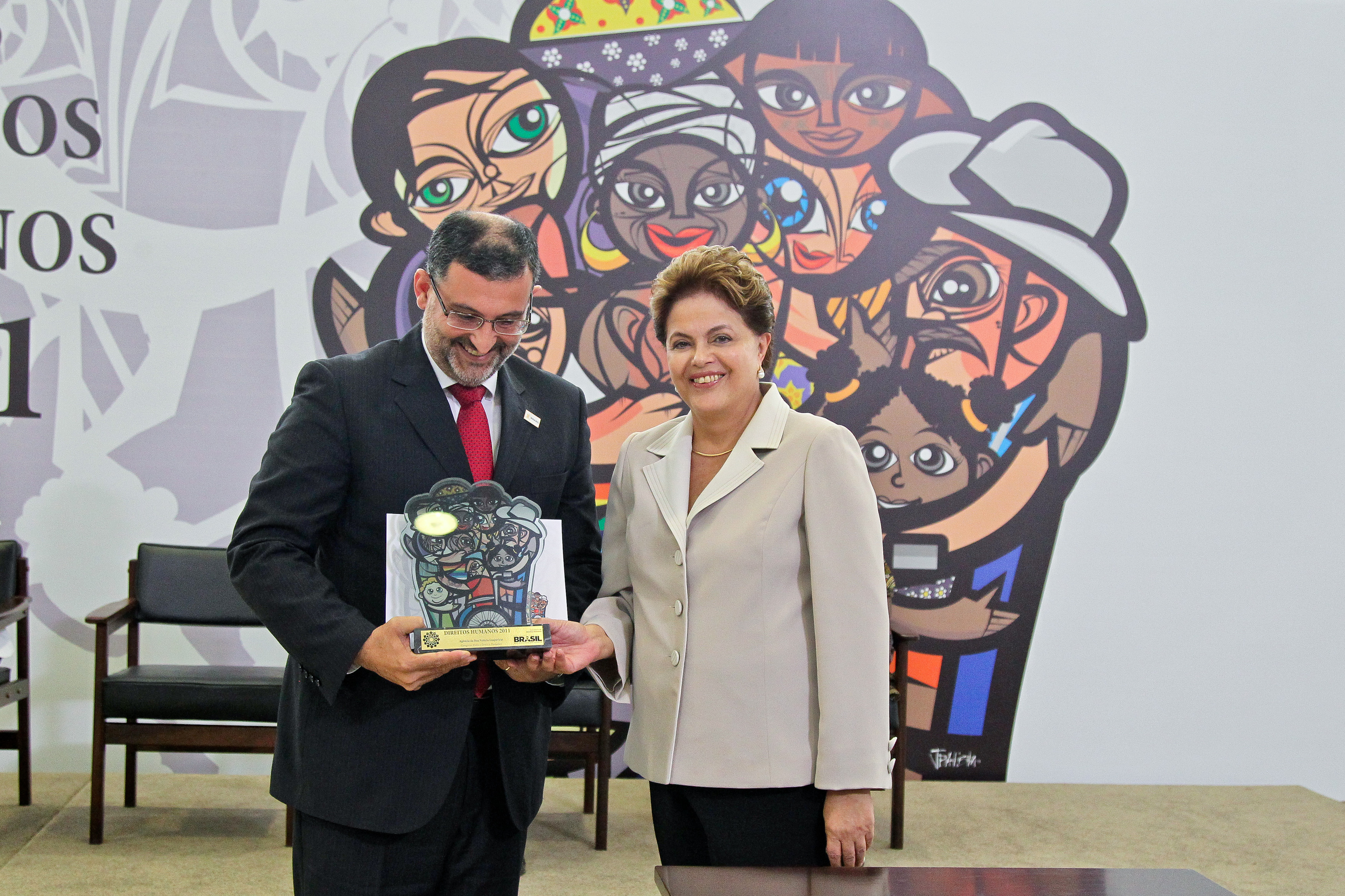 Presidenta Dilma Rousseff entrega o Prêmio Direitos Humanos 2011, na categoria Agência Mídia e Direitos Humanos, à Agência da boa notícia Guajuviras, representada pelo Sr. Jairo Jorge . Brasília - DF, 09/12/2011