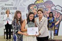  Presidenta Dilma Rousseff entrega o Prêmio Direitos Humanos 2011, na categoria enfrentamento à violência, à senhorita Ana Clara Acioli Chagas em memória à juíza Patrícia Acioli. Brasília - DF, 09/12/2011