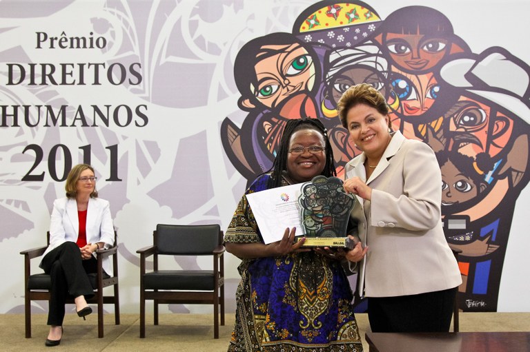 Presidenta Dilma Rousseff entrega o Prêmio Direitos Humanos 2011 na categoria Igualdade Racial à senhora Creuza Maria Oliveira . Brasília - DF, 09/12/2011