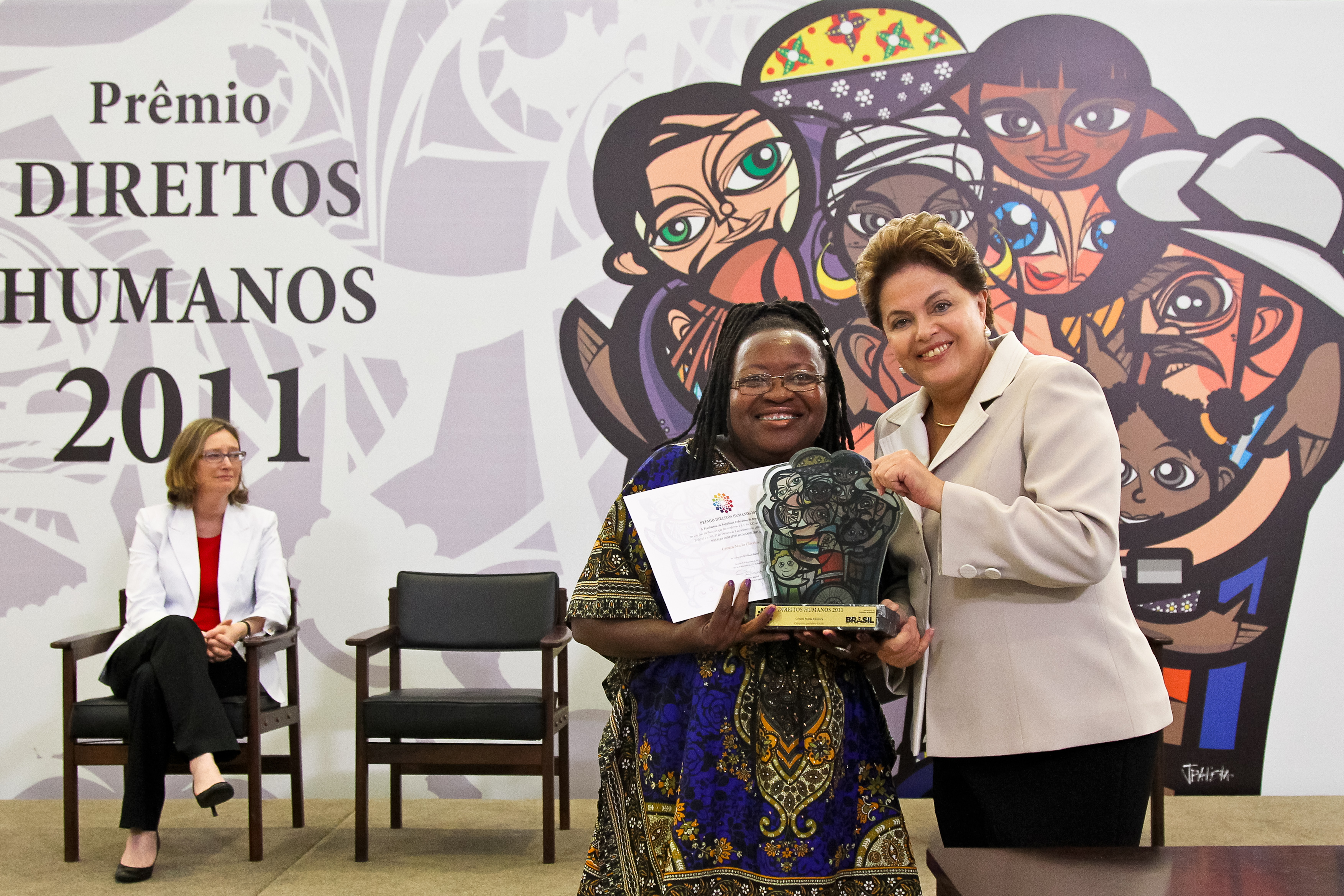 Presidenta Dilma Rousseff entrega o Prêmio Direitos Humanos 2011 na categoria Igualdade Racial à senhora Creuza Maria Oliveira . Brasília - DF, 09/12/2011
