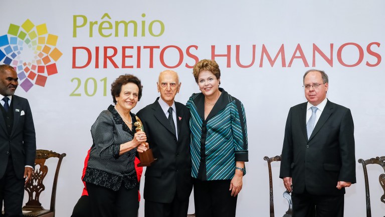 Presidenta Dilma Rousseff entrega prêmio ao senhor Clodesmidt Riani na categoria Direito à Memória e à verdade, durante cerimônia de entrega do Prêmio Direitos Humanos 2014 no Palácio do Itamaraty. Brasília-DF, 10/12/2014 Presidenta Dilma Rousseff entrega prêmio ao senhor Clodesmidt Riani na categoria Direito à Memória e à verdade, durante cerimônia de entrega do Prêmio Direitos Humanos 2014 no Palácio do Itamaraty. Brasília-DF, 10/12/2014