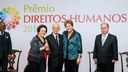  Presidenta Dilma Rousseff entrega prêmio ao senhor Clodesmidt Riani na categoria Direito à Memória e à verdade, durante cerimônia de entrega do Prêmio Direitos Humanos 2014 no Palácio do Itamaraty. Brasília-DF, 10/12/2014