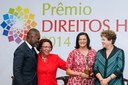 Presidenta Dilma Rousseff entrega o prêmio a senhora Marie Henriqueta Ferreira Cavalcante na categoria Defensores de Direitos Humanos Dorothy Stang, durante cerimônia de entrega do Prêmio Direitos Humanos 2014 no Palácio do Itamaraty. Brasília-DF, 10/12/2014