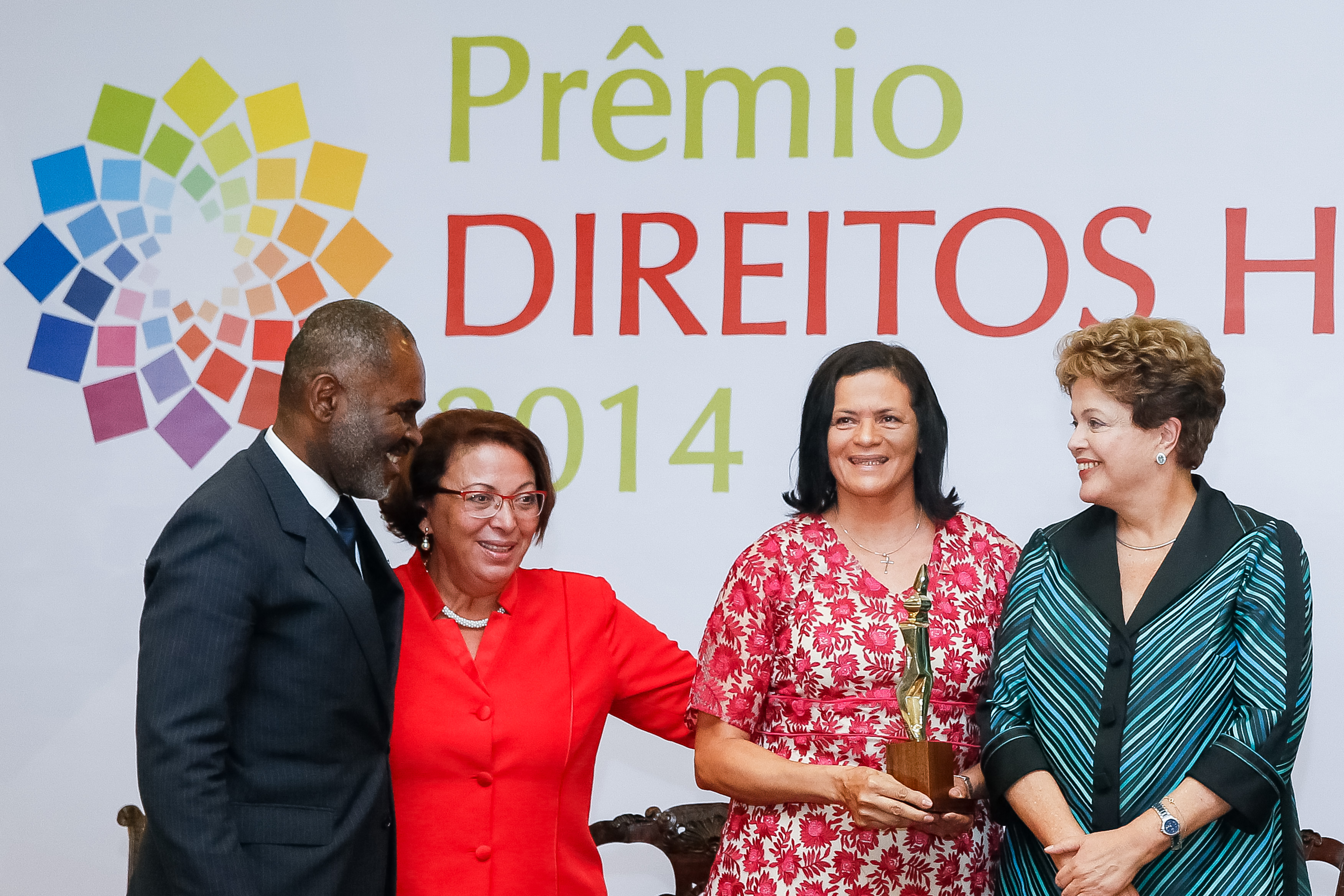 Presidenta Dilma Rousseff entrega o prêmio a senhora Marie Henriqueta Ferreira Cavalcante na categoria Defensores de Direitos Humanos Dorothy Stang, durante cerimônia de entrega do Prêmio Direitos Humanos 2014 no Palácio do Itamaraty. Brasília-DF, 10/12/2014