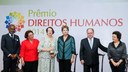 Presidenta Dilma Rousseff entrega o prêmio a senhora Anita Freire (Paulo Freire em memória) na categoria Educação e Direitos Humanos, durante cerimônia de entrega do Prêmio Direitos Humanos 2014 no Palácio do Itamaraty. Brasília-DF, 10/12/2014