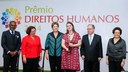 Presidenta Dilma Rousseff entrega o prêmio a Inter Vozes - Coletivo Brasil de comunicação Social (Beatriz Barbosa) na categoria Comunicação e direitos Humanos, durante cerimônia de entrega do Prêmio Direitos Humanos 2014 no Palácio do Itamaraty. Brasília-DF, 10/12/2014