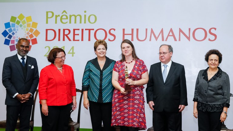 Presidenta Dilma Rousseff entrega o prêmio a Inter Vozes - Coletivo Brasil de comunicação Social (Beatriz Barbosa) na categoria Comunicação e direitos Humanos, durante cerimônia de entrega do Prêmio Direitos Humanos 2014 no Palácio do Itamaraty. Brasília-DF, 10/12/2014 Presidenta Dilma Rousseff entrega o prêmio a Inter Vozes - Coletivo Brasil de comunicação Social (Beatriz Barbosa) na categoria Comunicação e direitos Humanos, durante cerimônia de entrega do Prêmio Direitos Humanos 2014 no Palácio do Itamaraty. Brasília-DF, 10/12/2014