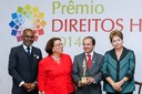 Presidenta Dilma Rousseff entrega o prêmio ao Centro de Referência em Direitos Humanos da Bahia: Universidade Estadual do Sudoeste da Bahia (Fábio Felix) na categoria Centros de Referência em Direitos Humanos, durante cerimônia de entrega do Prêmio Direitos Humanos 2014 no Palácio do Itamaraty. Brasília-DF, 10/12/2014