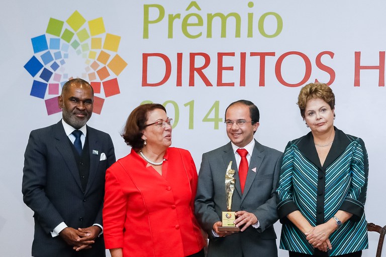 Presidenta Dilma Rousseff entrega o prêmio ao Centro de Referência em Direitos Humanos da Bahia: Universidade Estadual do Sudoeste da Bahia (Fábio Felix) na categoria Centros de Referência em Direitos Humanos, durante cerimônia de entrega do Prêmio Direitos Humanos 2014 no Palácio do Itamaraty. Brasília-DF, 10/12/2014 Presidenta Dilma Rousseff entrega o prêmio ao Centro de Referência em Direitos Humanos da Bahia: Universidade Estadual do Sudoeste da Bahia (Fábio Felix) na categoria Centros de Referência em Direitos Humanos, durante cerimônia de entrega do Prêmio Direitos Humanos 2014 no Palácio do Itamaraty. Brasília-DF, 10/12/2014