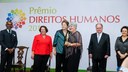 Presidenta Dilma Rousseff entrega o prêmio à Pastoral Nacional do Povo da Rua (Maria Cristina B. Roletti) na Categoria Garantia dos Direitos da População em situação de Rua, durante cerimônia de entrega do Prêmio Direitos Humanos 2014 no Palácio do Itamaraty. Brasília-DF, 10/12/2014