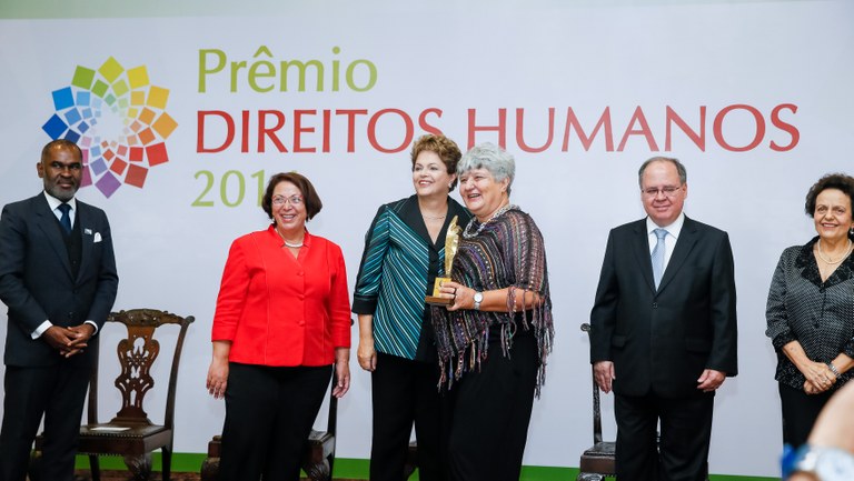 Presidenta Dilma Rousseff entrega o prêmio à Pastoral Nacional do Povo da Rua (Maria Cristina B. Roletti) na Categoria Garantia dos Direitos da População em situação de Rua, durante cerimônia de entrega do Prêmio Direitos Humanos 2014 no Palácio do Itamaraty. Brasília-DF, 10/12/2014 Presidenta Dilma Rousseff entrega o prêmio à Pastoral Nacional do Povo da Rua (Maria Cristina B. Roletti) na Categoria Garantia dos Direitos da População em situação de Rua, durante cerimônia de entrega do Prêmio Direitos Humanos 2014 no Palácio do Itamaraty. Brasília-DF, 10/12/2014