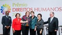 Presidenta Dilma Rousseff entrega o prêmio à Elizete Antelmi Fabbri (Luiz Carlos Fabbri em memória) na categoria Enfrentamento à Tortura, durante cerimônia de entrega do Prêmio Direitos Humanos 2014 no Palácio do Itamaraty. Brasília-DF, 10/12/2014