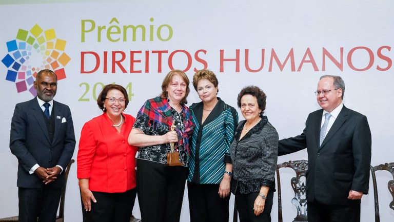Presidenta Dilma Rousseff entrega o prêmio à Elizete Antelmi Fabbri (Luiz Carlos Fabbri em memória) na categoria Enfrentamento à Tortura, durante cerimônia de entrega do Prêmio Direitos Humanos 2014 no Palácio do Itamaraty. Brasília-DF, 10/12/2014 Presidenta Dilma Rousseff entrega o prêmio à Elizete Antelmi Fabbri (Luiz Carlos Fabbri em memória) na categoria Enfrentamento à Tortura, durante cerimônia de entrega do Prêmio Direitos Humanos 2014 no Palácio do Itamaraty. Brasília-DF, 10/12/2014