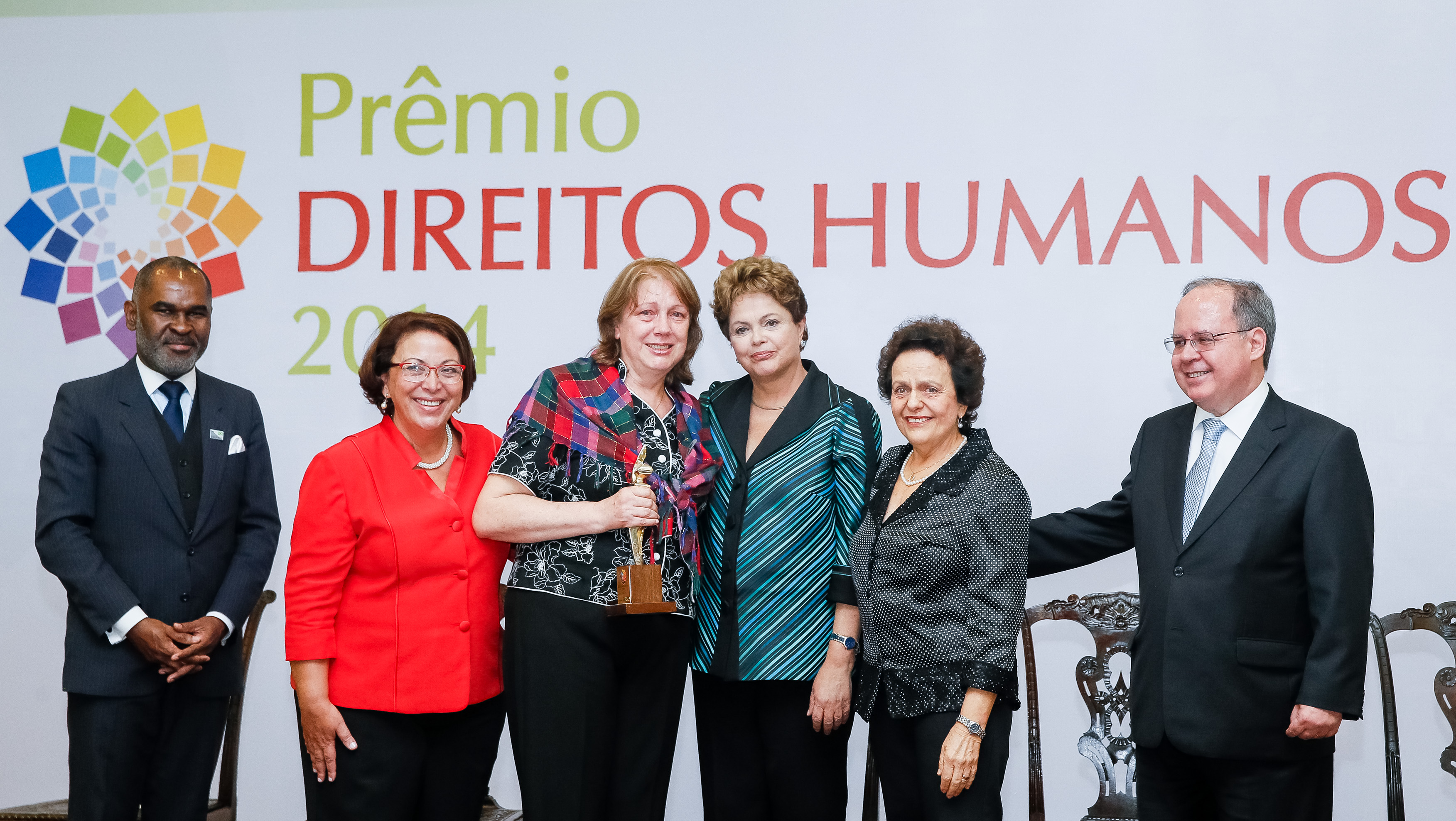 Presidenta Dilma Rousseff entrega o prêmio à Elizete Antelmi Fabbri (Luiz Carlos Fabbri em memória) na categoria Enfrentamento à Tortura, durante cerimônia de entrega do Prêmio Direitos Humanos 2014 no Palácio do Itamaraty. Brasília-DF, 10/12/2014