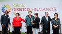 Presidenta Dilma Rousseff entrega o prêmio ao Fórum Brasileiro de Segurança Pública (Elizabeth Leeds) na categoria Segurança Pública e Direitos Humanos, durante cerimônia de entrega do Prêmio Direitos Humanos 2014 no Palácio do Itamaraty. Brasília-DF, 10/12/2014